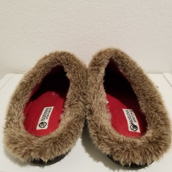 Isotoner SmartZone Red Comfort Faux Fur Suede Memory Foam Slippers Sz 7.5-8 - Picture 3 of 8